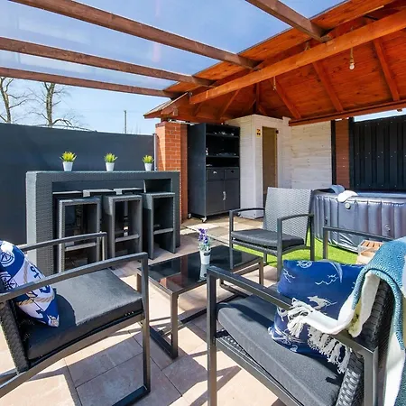 Dom wakacyjny Family Homes, Pool, Large Garden *